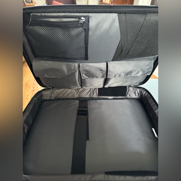 Targus Computer/ Laptop/Mobile Scanner Briefcase - Picture 3 of 9